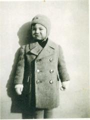 Photo Young Boy in Winter Hat & Coat