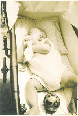 Photo Baby in Crib (Blumenstein) 